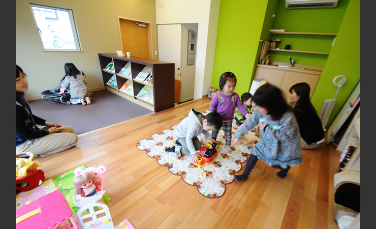 子どもたちにもやさしい自然素材を使用 医院設計 サンカクスケール