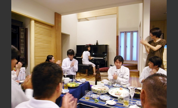 光と風が集まる吹抜けにピアノを設置。突然コンサートが始まる サンカクスケール
