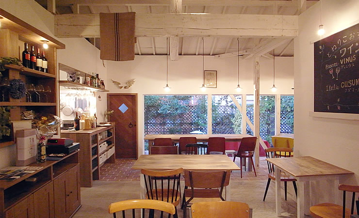 あたたかみのある店内 サンカクスケール
