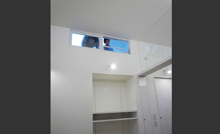 子ども部屋からキッチンを眺める窓を造りました サンカクスケール