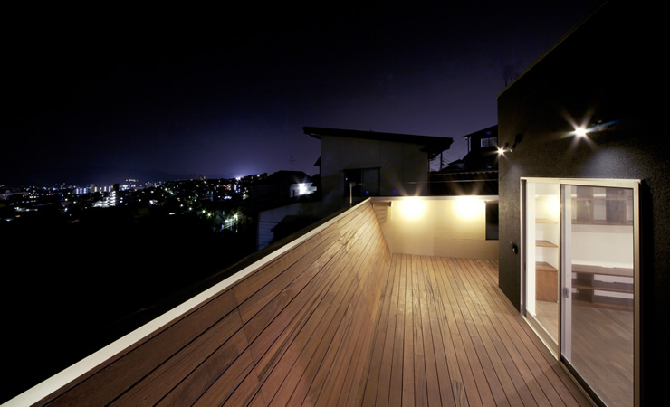 夜は街の夜景を一望する 住宅設計 サンカクスケール