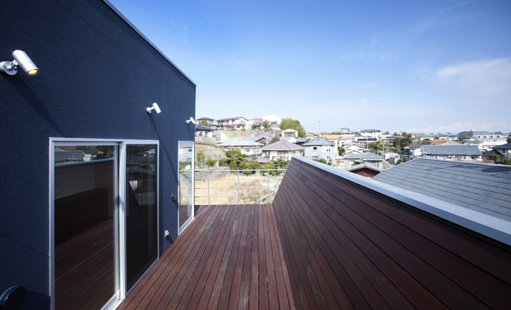 立ち上がった大きなデッキは隣のアパートからの視線をカットする 住宅設計 サンカクスケール