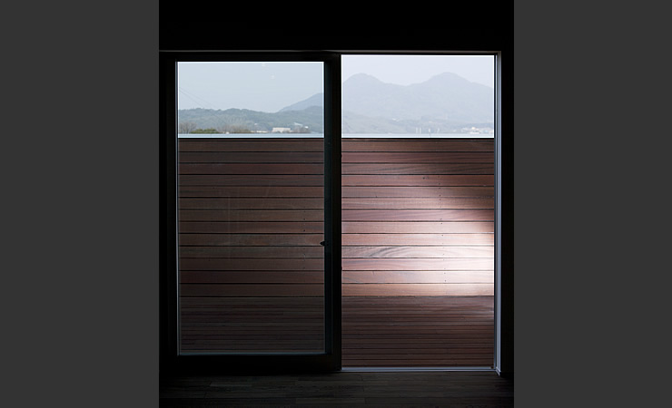 美しい山々をリビングから眺める 住宅設計 サンカクスケール