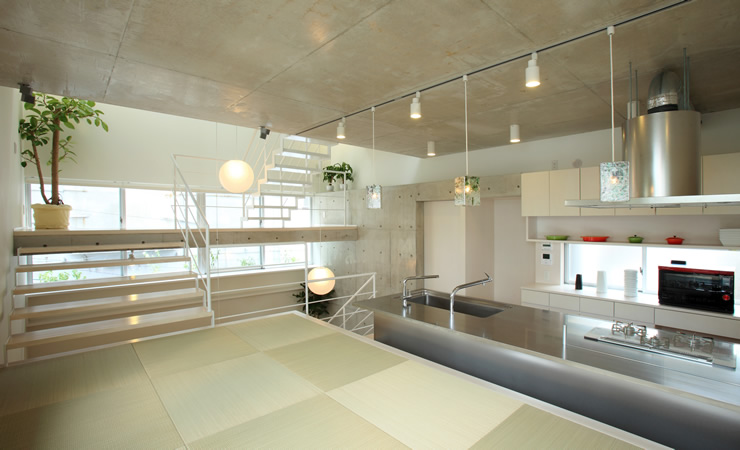 スキップフロアを多用した開放的な空間。踊り場は4.5帖あります。 住宅設計 サンカクスケール